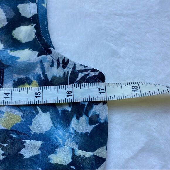 Cabi Avery Tunic Blue Feather Print Size XS - Picture 10 of 11